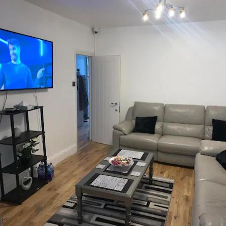 Modern 5 Bedroom Family House - 18 Mins To Station ลอนดอน ภายนอก รูปภาพ